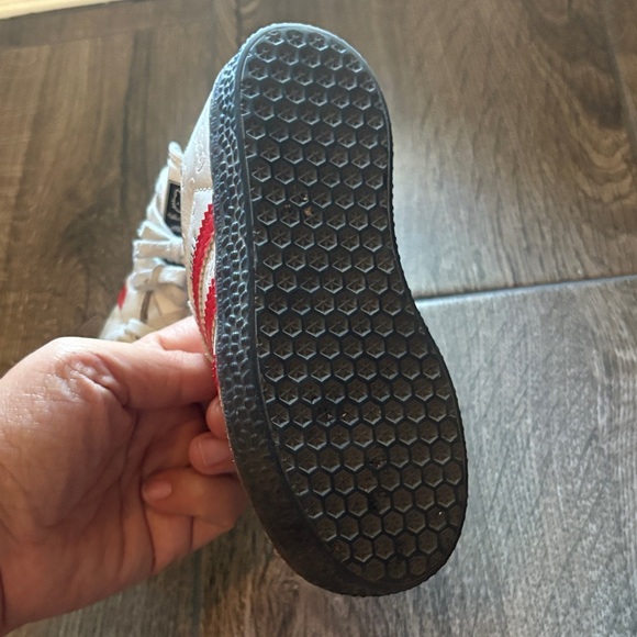 Adidas HELLO Kitty 50th Anniversary - Picture 5 of 13